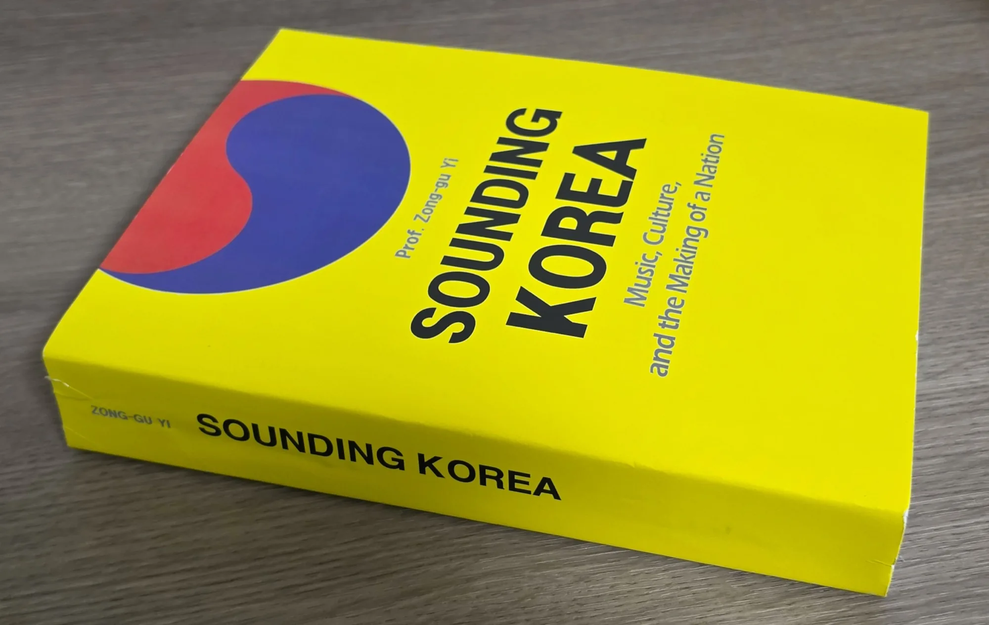 태극 문양이 있는 노란 표지의 영문 저서 'Sounding Korea: Music, Culture, and the Making of a Nation' 실물 책 사진
