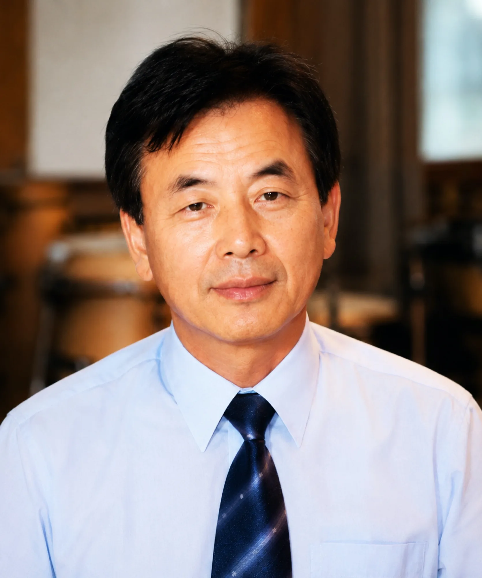 악기들이 놓인 연습실을 배경으로 정면을 바라보는 이종구 교수의 인물 사진
